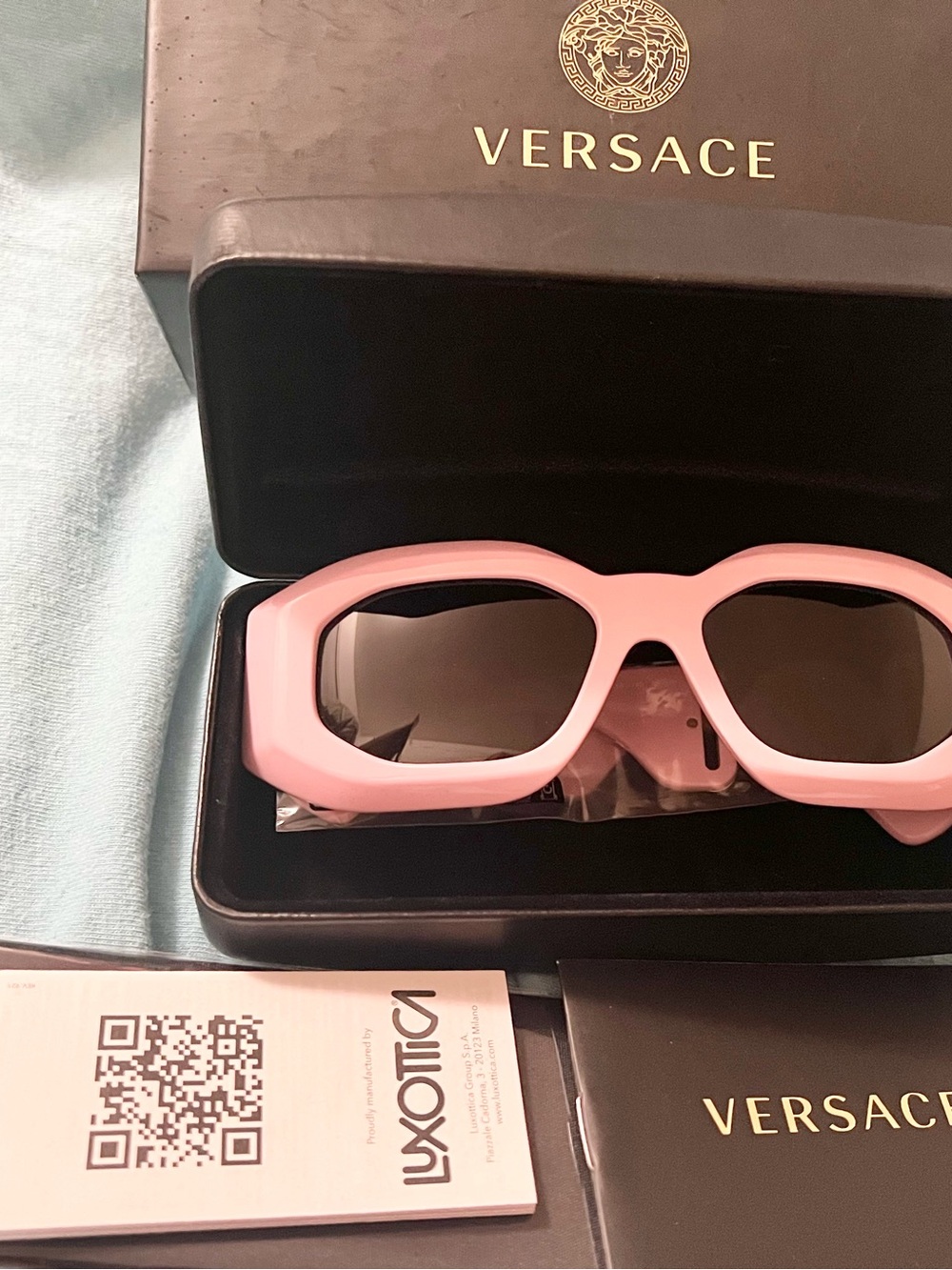 Versace Authentic Maxi Medusa
Biggie Pink and Gold unisex sunglasses VE4425u - Picture 7 of 12